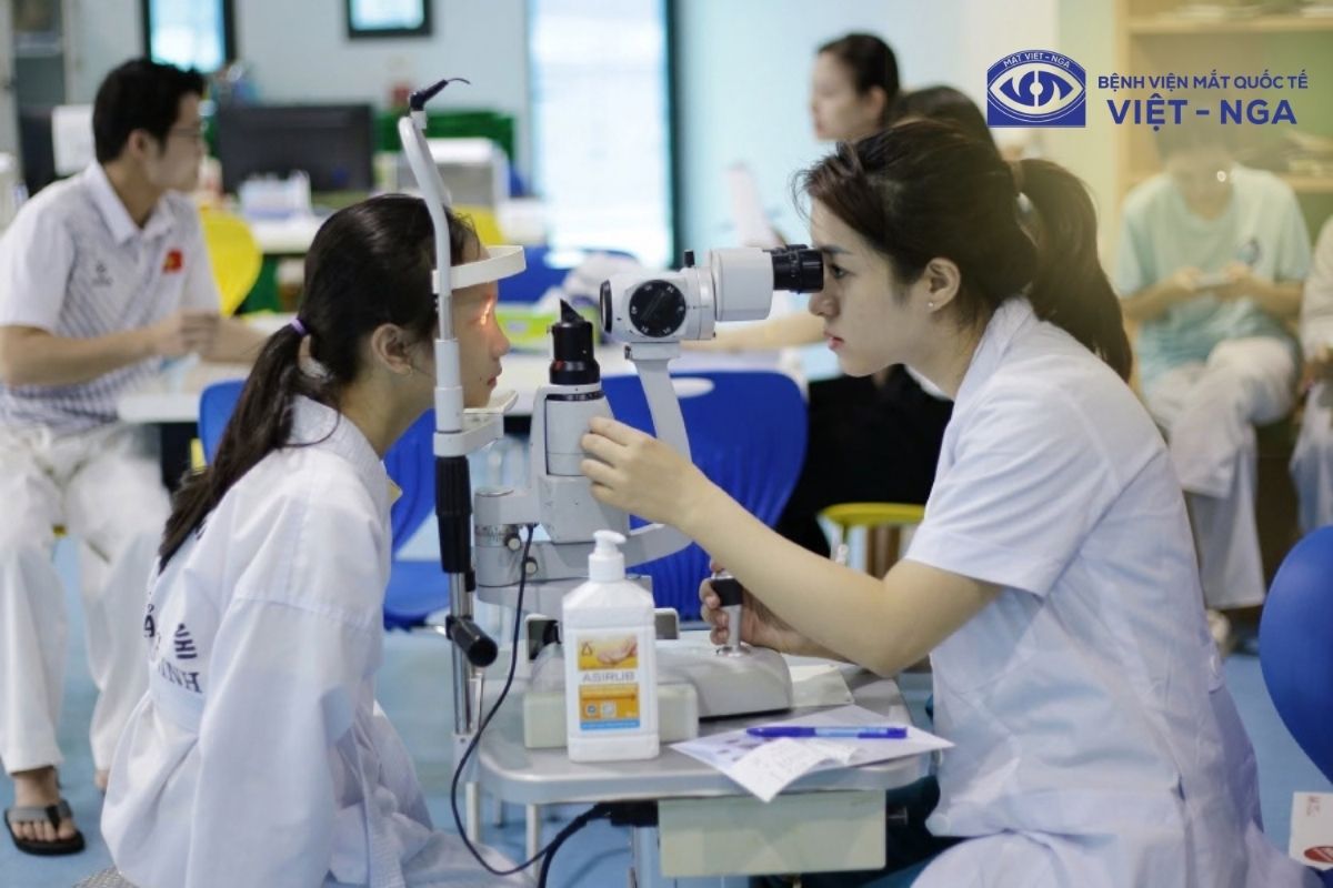 Cận thị được chẩn đoán qua kiểm tra thị lực, đo khúc xạ và khám mắt chuyên sâu