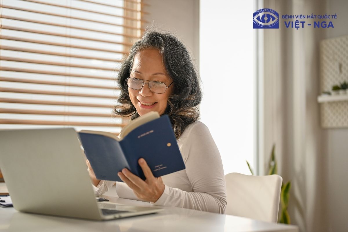 Kính đọc sách giúp người bị lão thị nhìn rõ các vật ở gần hơn