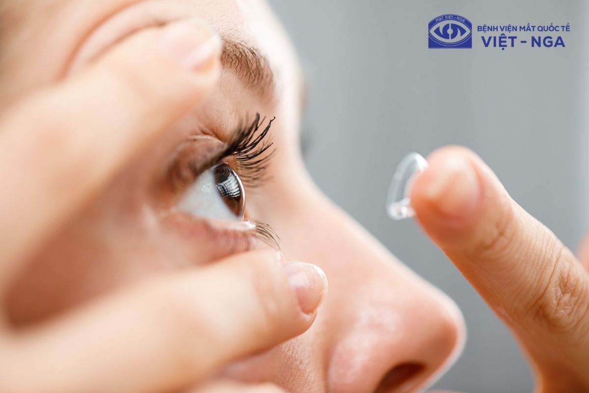 Kính áp tròng đa tiêu cự hỗ trợ người bị lão thị nhìn rõ ở nhiều khoảng cách mà không cần đeo kính gọng