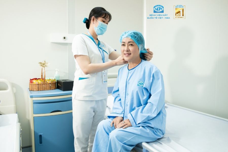 Thị lực suy giảm nhanh chóng sau 6 tháng, nghệ sĩ Thanh Thủy đến Mắt Việt – Nga tìm lại ánh sáng