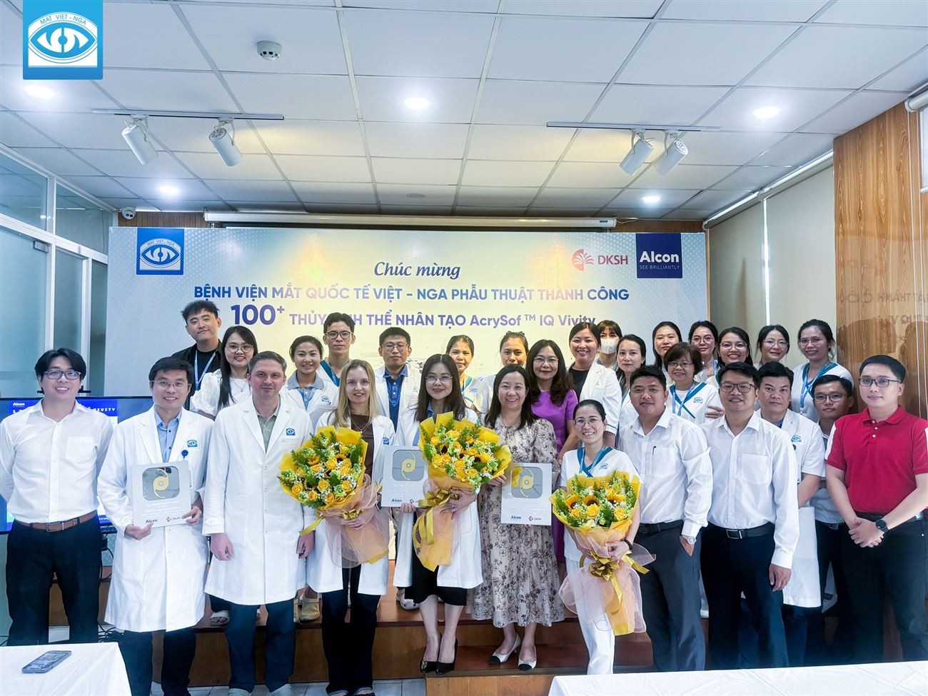 Mắt Việt - Nga nhận giải phẫu thuật nhiều nhất Việt Nam về thuỷ tinh thể đa tiêu Vivity