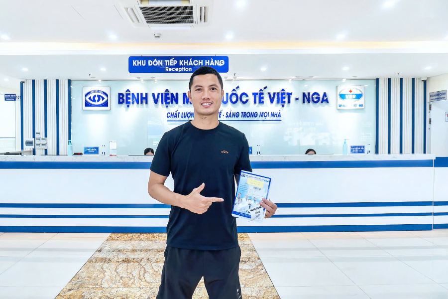 Thủ môn Nguyễn Đình Triệu đến Mắt Việt – Nga kiểm tra thị lực