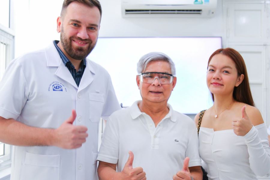Video: Bệnh nhân mổ đục thủy tinh thể nói gì về BS Chernov Evgenii và ê-kíp phẫu thuật?