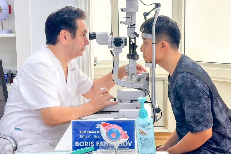 Người cận thị nặng thường gặp những biến chứng võng mạc nào?