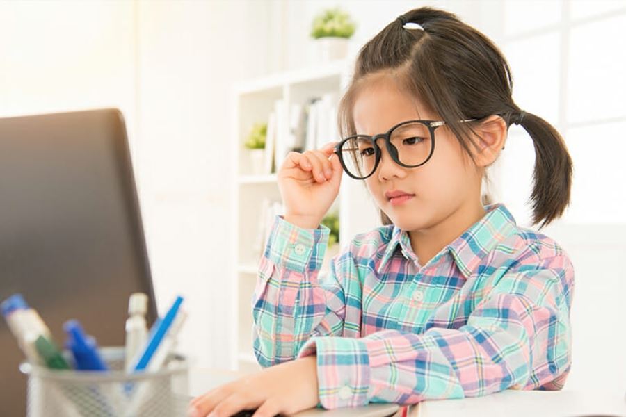 Đeo kính cận sai cách sẽ nguy hại như thế nào?