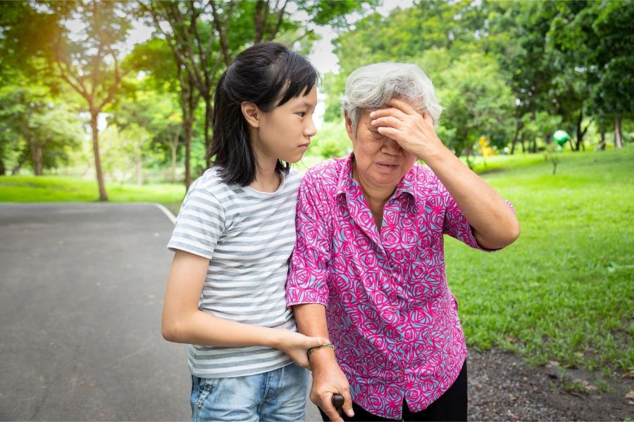 Cảnh báo: Không chỉ suy giảm thị lực, đục thủy tinh thể còn tăng nguy cơ tai nạn ở người cao tuổi