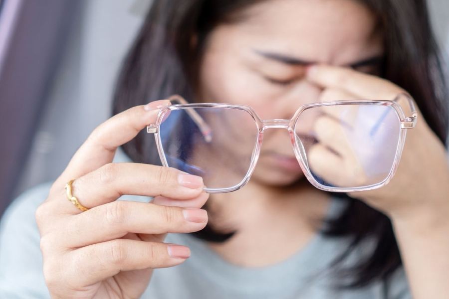 Cùng gây nhìn mờ, lão thị và đục thủy tinh thể khác nhau thế nào?