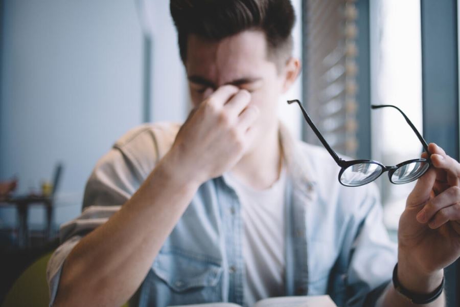 Hành động tưởng vô hại nhưng gây hại cho mắt hơn bạn nghĩ 