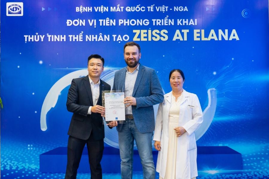 Mắt Việt – Nga được vinh danh là đơn vị tiên phong trong phẫu thuật đục thủy tinh thể