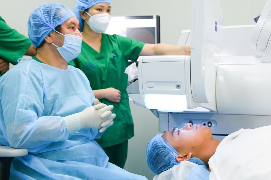 Video: Cận cảnh quy trình laser trong xóa cận Smile Pro