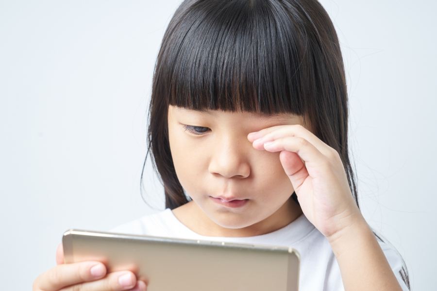 Dấu hiệu trẻ nên kiểm tra mắt trước năm học mới