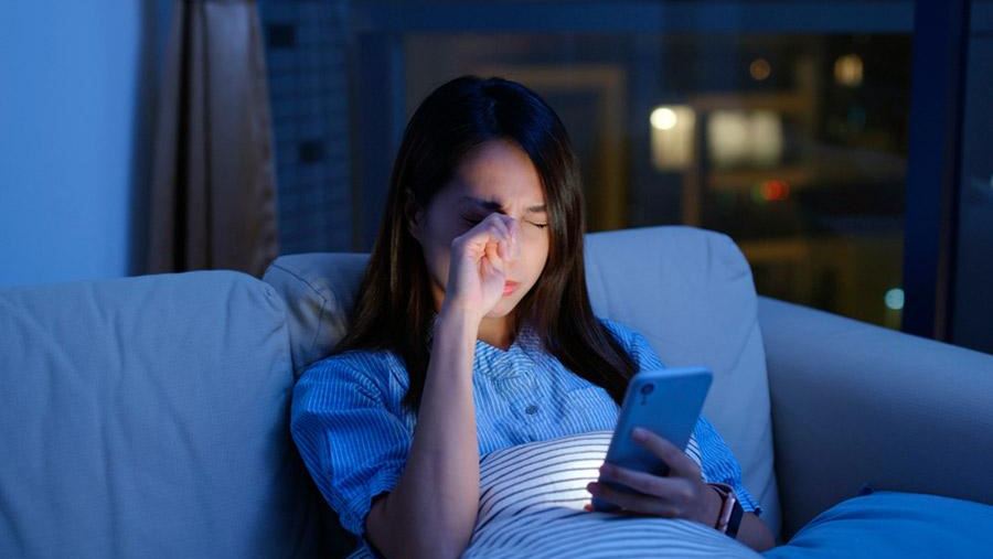 Lý do người trẻ bị đục thủy tinh thể