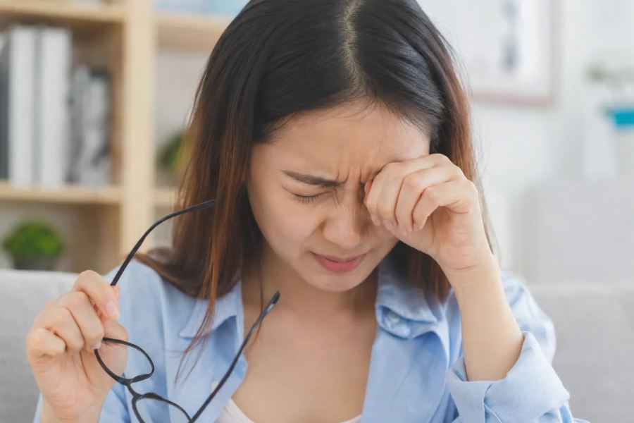 Lý do vì sao không nên dụi mắt sau phẫu thuật xóa cận