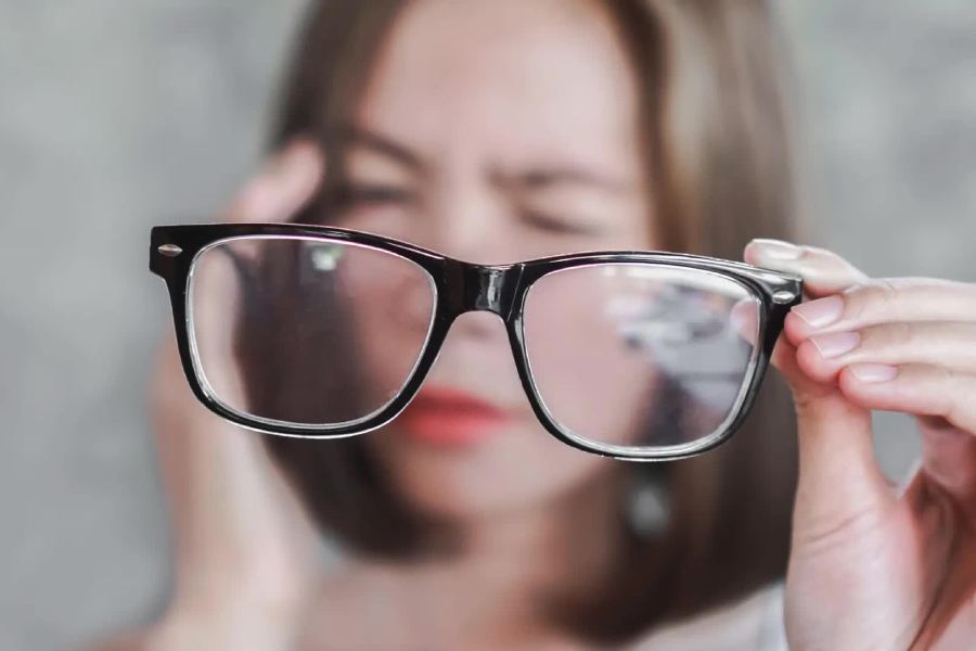 Cảnh báo nguy cơ bệnh lý võng mạc ở người cận trên 6 độ