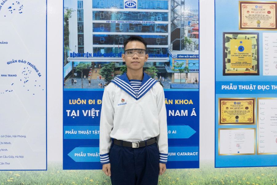 Chiến sĩ Hải quân lựa chọn xóa cận cá nhân hóa, đạt thị lực 10/10