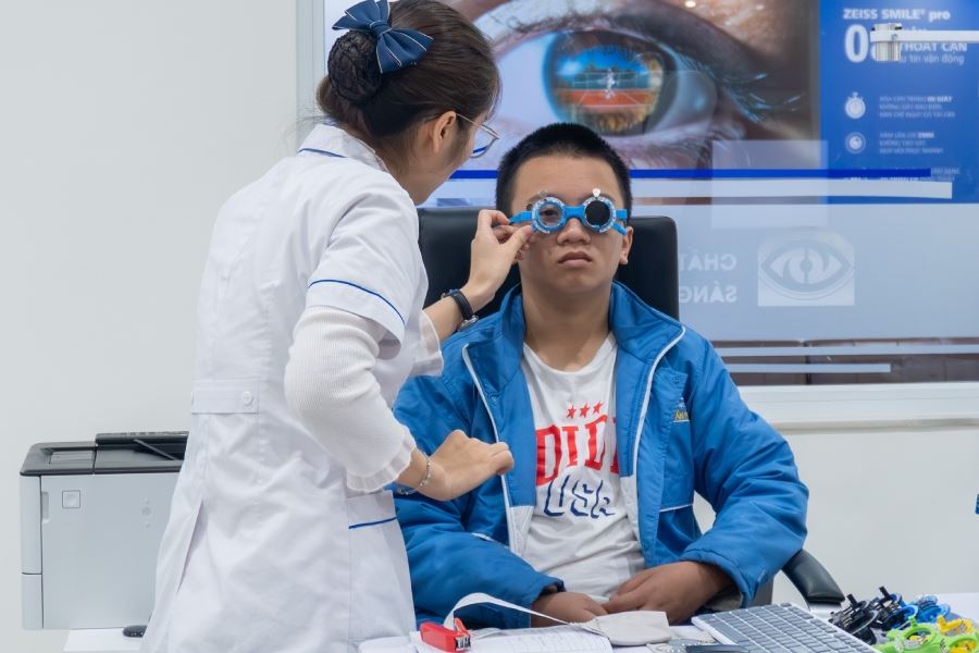 Những dấu hiệu cảnh báo trẻ cận thị cần thay kính