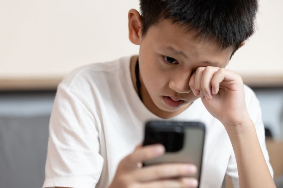 Ba thói quen ngày hè có thể khiến trẻ tăng độ cận thị