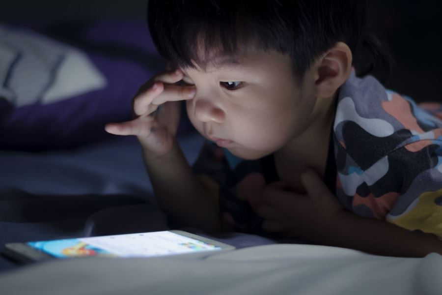 Vì sao ánh sáng xanh từ các thiết bị điện tử gây suy giảm thị lực ở trẻ?