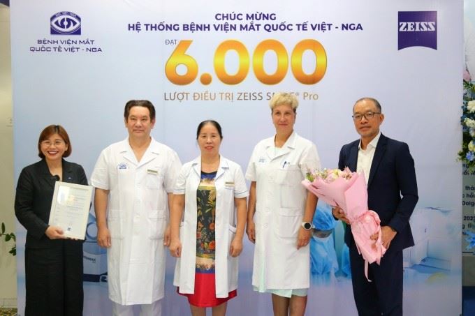 Mắt Việt - Nga thực hiện thành công 6.000 ca Smile Pro